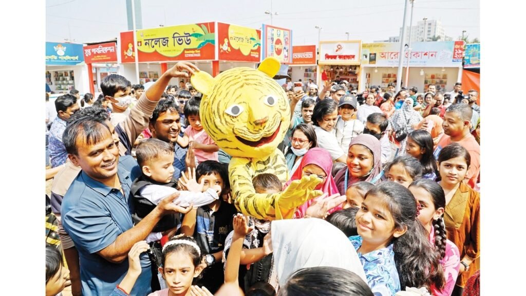 শিশুদের হাসি-খুশিতে জমজমাট বইমেলার শেষ শিশুপ্রহর
