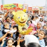 শিশুদের হাসি-খুশিতে জমজমাট বইমেলার শেষ শিশুপ্রহর