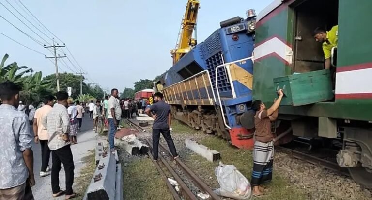 ঈদের ভিড়ে বিপত্তি, বগুড়ায় ট্রেন লাইনচ্যুত, ৫ জেলার যোগাযোগ বন্ধ